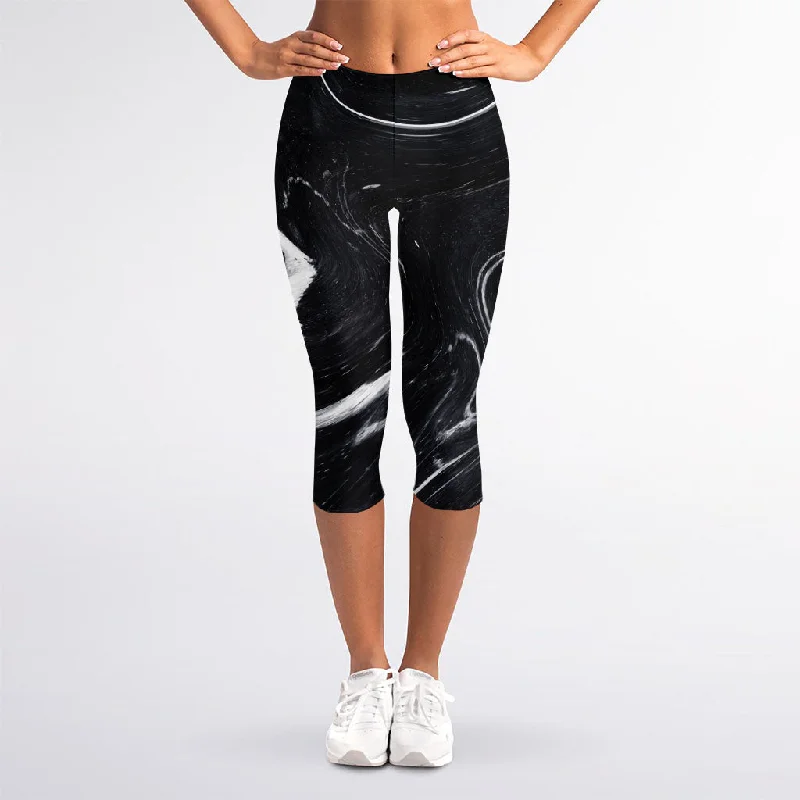 Black White Liquid Marble Print Women's Capri Leggings